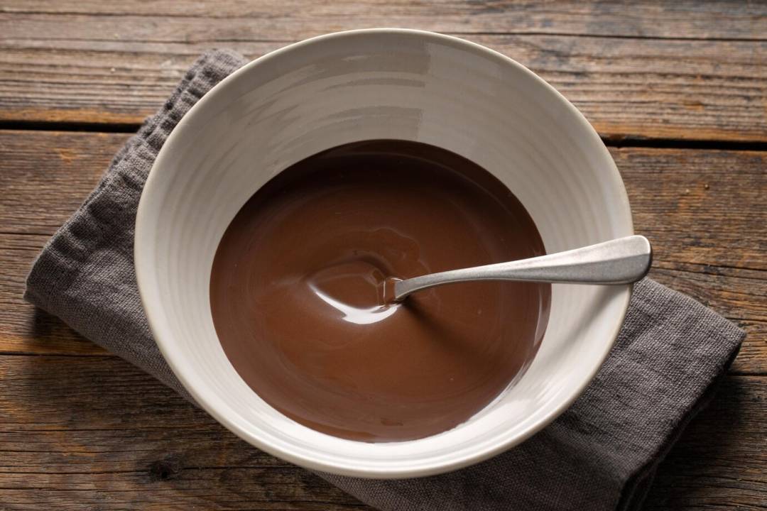 شکلات مایع داخل ی ظرف بزرگ